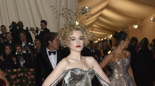 Herečka Julia Garner v kreácii Zac Posen. 