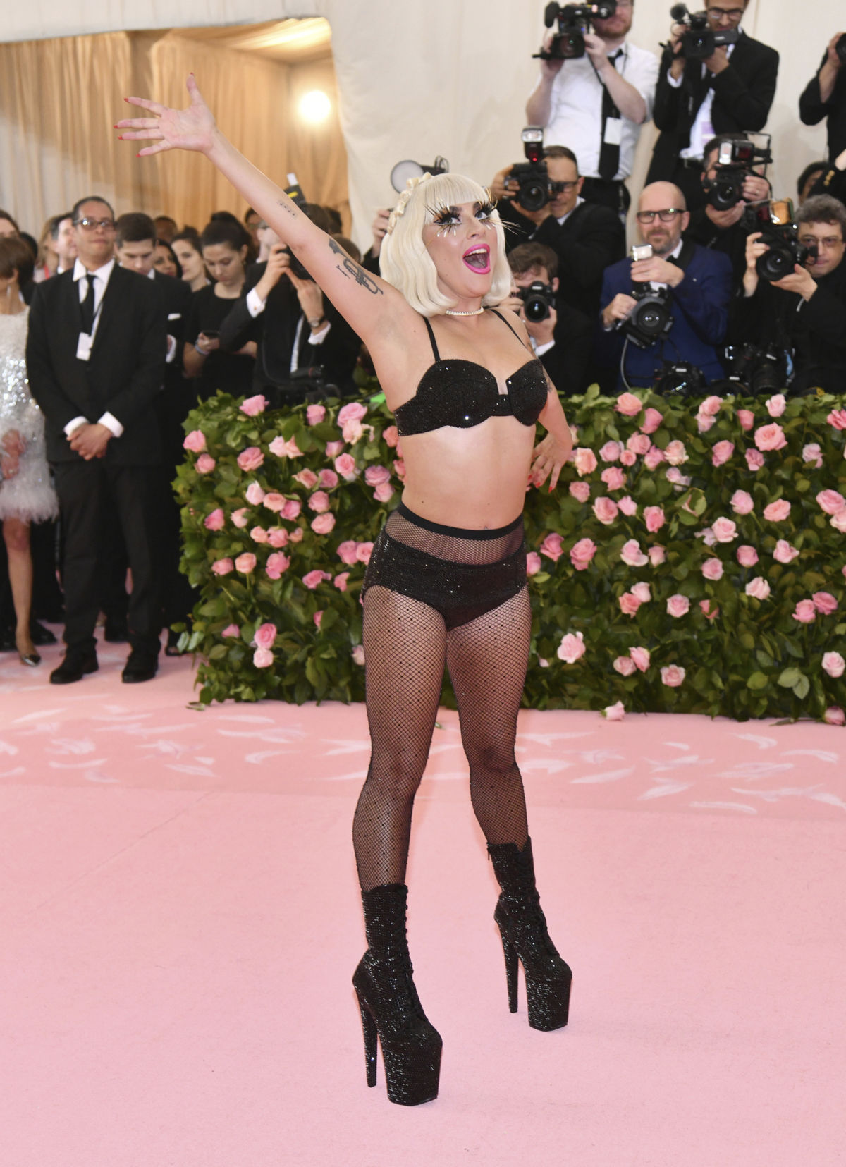 Lady Gaga skončila na červenom koberci v...