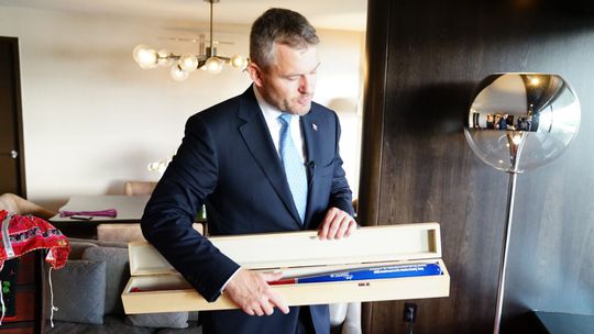 Bejzbalová  pálka (v kazete), ktorú počas...