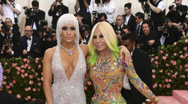 Speváčka Jennifer Lopez (vľavo) v kreácii Atelier Versace a dizajnérka Donatella Versace. 