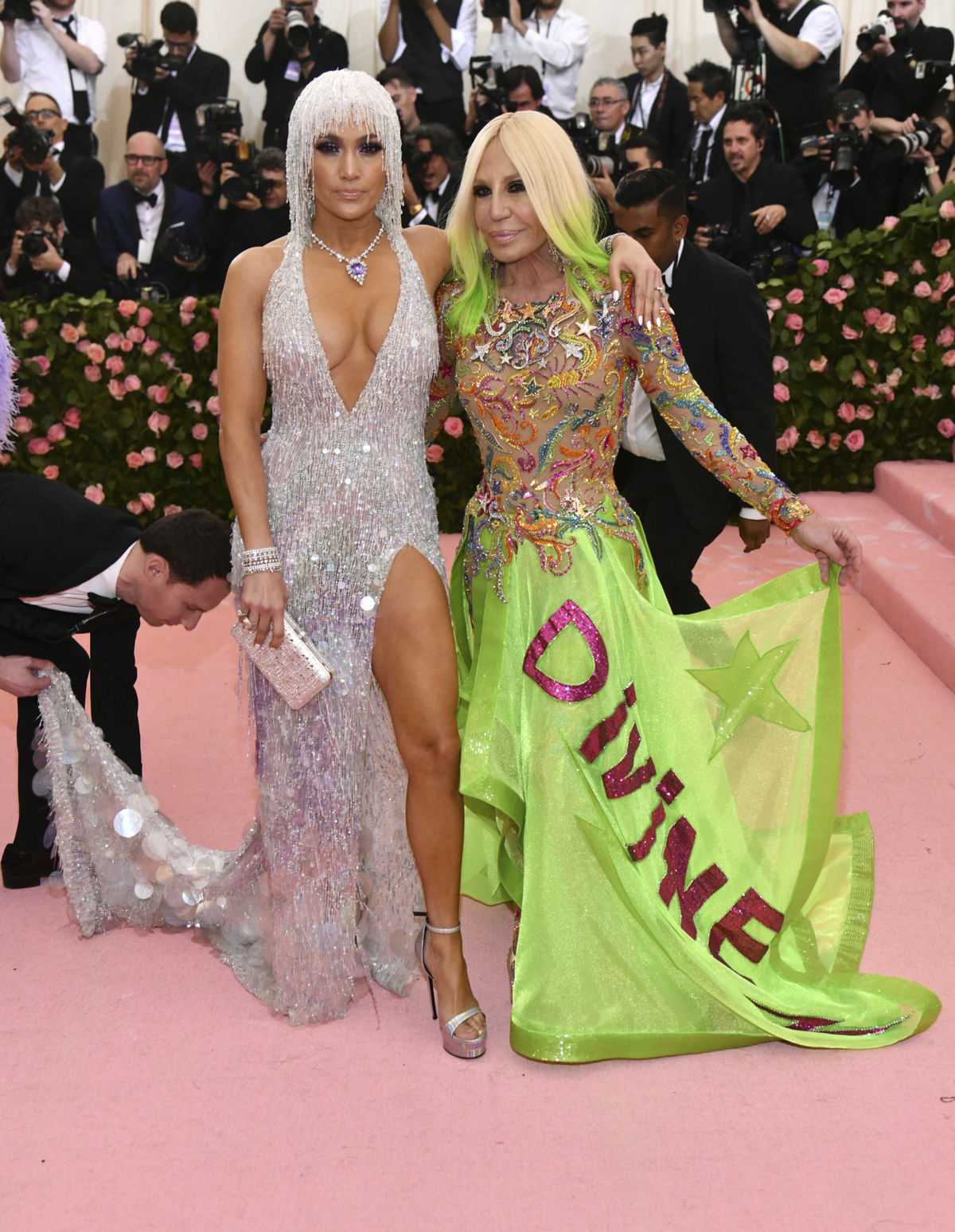 Speváčka Jennifer Lopez (vľavo) v kreácii...