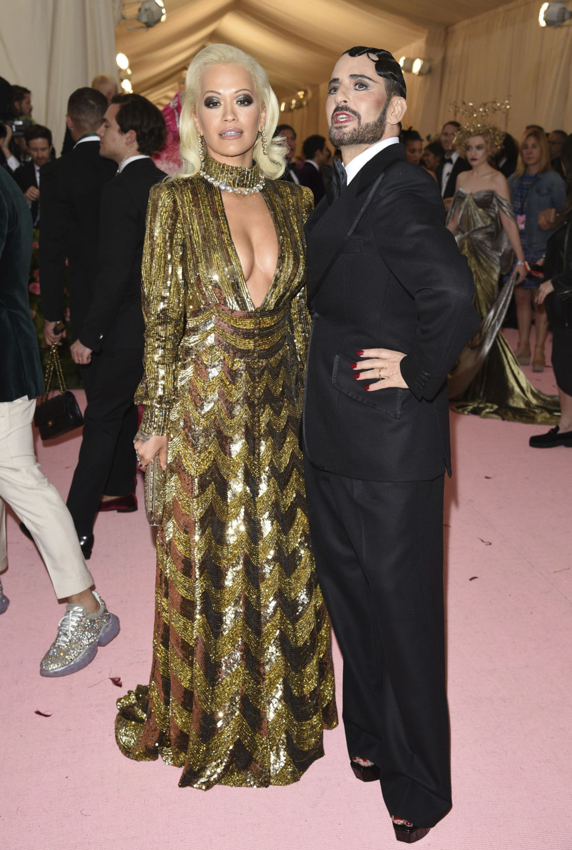 Speváčka Rita Ora v šatách Marc Jacobs s...