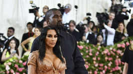 Televízna a internetová hviezda Kim Kardashian v kreácii Mugler a jej manžel Kanye West.