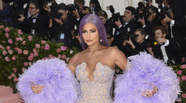 Televízna celebrita a podnikateľka Kylie Jenner v kreácii Atelier Versace. 