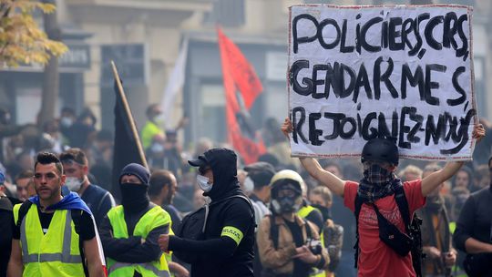 V Deň víťazstva majú žlté vesty zákaz vstupu na Champs-Élysées