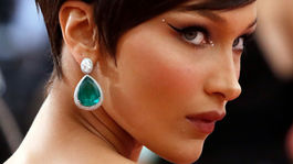 Krásna Bella Hadid a jej dramatická očná linka v kombinácia so smaragdovými náušnicami. 