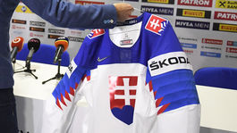 Hokejisti potrebujú pokoj. Preto nastúpia v dresoch so štátnym znakom