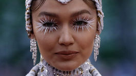 Topmodelka Gigi Hadid patrila medzi najextravagantnejšie dámy večera. A jej biele "mihalnice" vyzerali ako požičané od snehovej kráľovnej. 