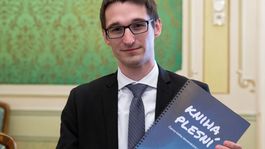 Kniha plesní nahnevala premiéra, hovorí o padaní hláv