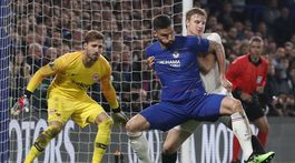 Neuveriteľný zákrok. Obranca Frankfurtu by sa uživil aj ako brankár