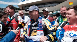 Štadión strážia vojaci so samopalmi. Do Bratislavy sa dovalili českí a ruskí fanúšikovia