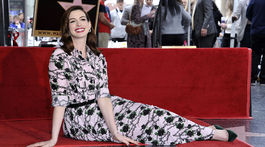 Spokojná herečka Anne Hathaway pózuje pri vlastnej hviezde na chodníku slávy. 