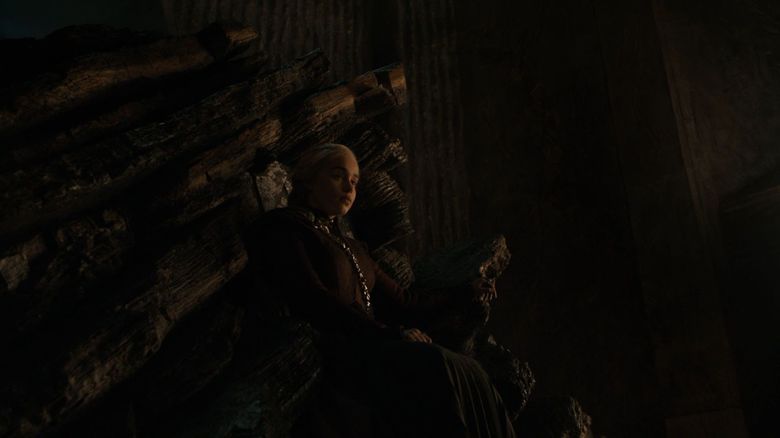 Zlomená Daenerys zostala na svojom kamennom...