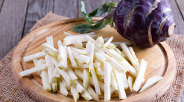 Mladý kaleráb chutí výborne, vyskúšajte ho k lososovi