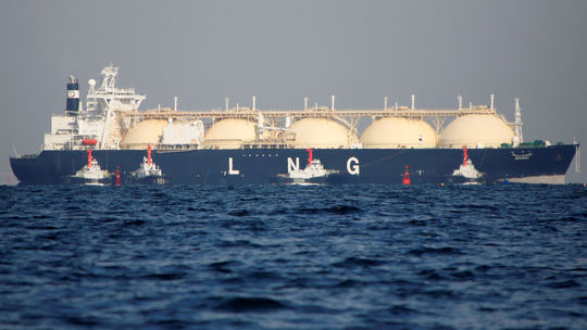 Hoax: Dvadsať LNG tankerov neminie ročné palivo určené pre všetky autá na svete