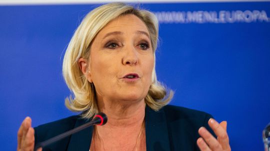 Le Penová vráti europarlamentu 330-tisíc eur za fiktívnych asistentov