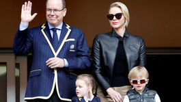 Monacké knieža Albert II a jeho manželka, princezná Charlene s deťmi - princom Jacquesom a princeznou Gabriellou