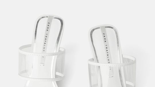 Nazúvacie sandále s vinylovými remienkami....