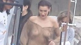 Najslávnejšia modelka planéty odhalená! Na pláži ju pristihli hore bez