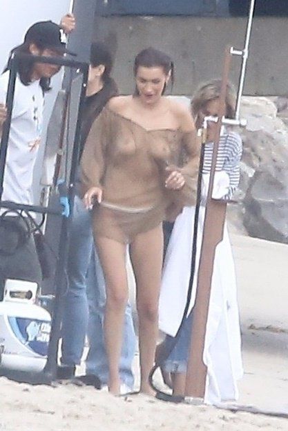 Topmodelka Bella Hadid počas fotenia v Malibu v...