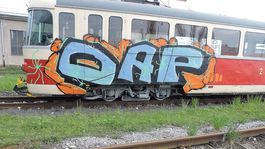 Drzí sprejeri: poškodili historickú električku v depe