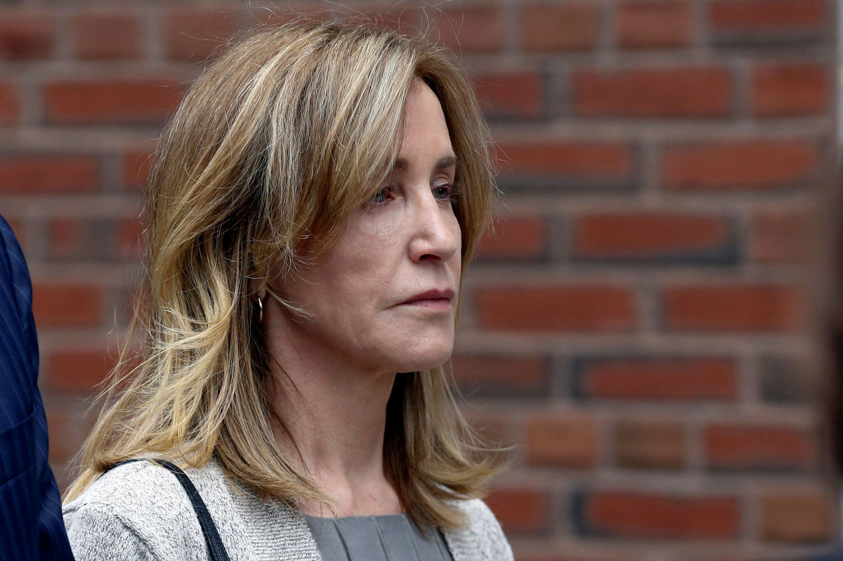 Felicity Huffman opúšťa súd v Bostone -...