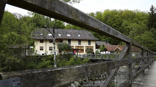 V telách dvoch obetí zabitých v máji v Nemecku kušou sa našli utlmujúce látky