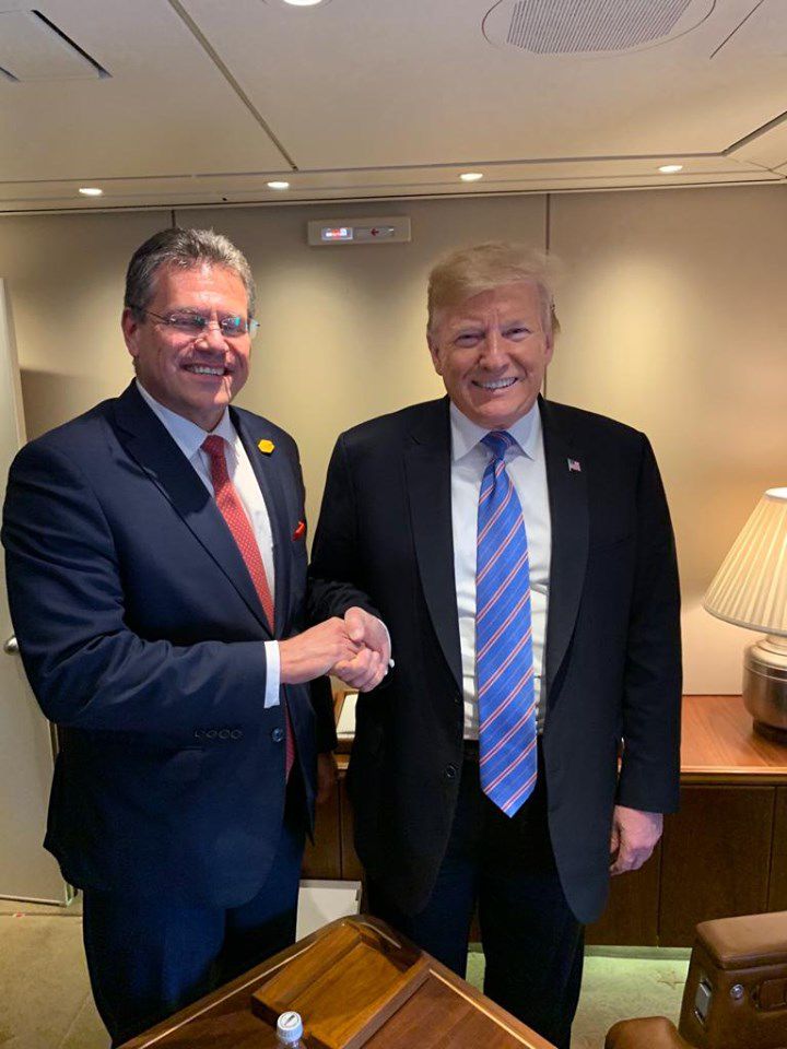 Maroš Šefčovič a Donald Trump na palube Air...