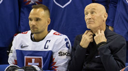 Tam, kde rozhoduje pani manželka. Ber to, ideme! A Ramsay poslúchol