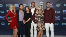 Zľava: Tori Spelling, Jason Priestley, Gabrielle Carteris, Ian Ziering, Jennie Garth a Brian Austin Green spoločne pracujú na nových epizódach seriálu Beverly Hills 902 10 pod názvom BH90210.