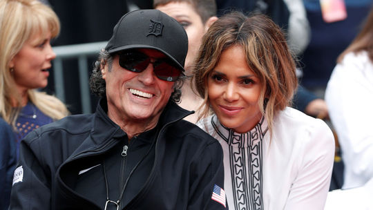 Herci Halle Berry a Ian McShane sa spoločne...