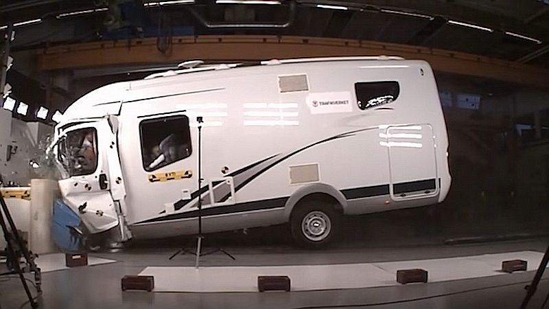 Ani semi-integrovaný karavan na tom nebol...