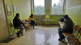 Pacienti spia pred nemocnicou, aby sa ráno dostali k lekárovi