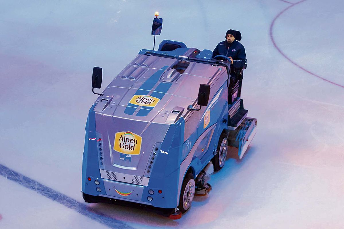 Tomáš Kolesár upravuje ľad pred zápasom USA -...