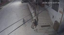 VIDEO: Ukradol vrece cigariet a hneď si aj jednu zapálil. Mal smolu, bola tam kamera