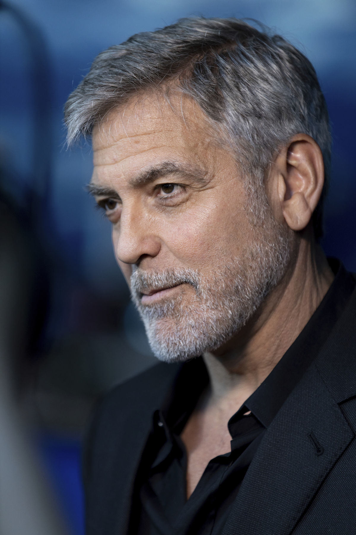 Americký herec George Clooney pózuje počas...