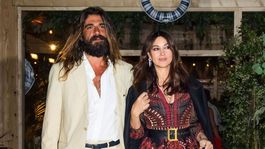 Herečka Monica Bellucci a jej partner - umelec Nicolas Lefebvre na slávnostnej večeri značky Dior v Cannes.