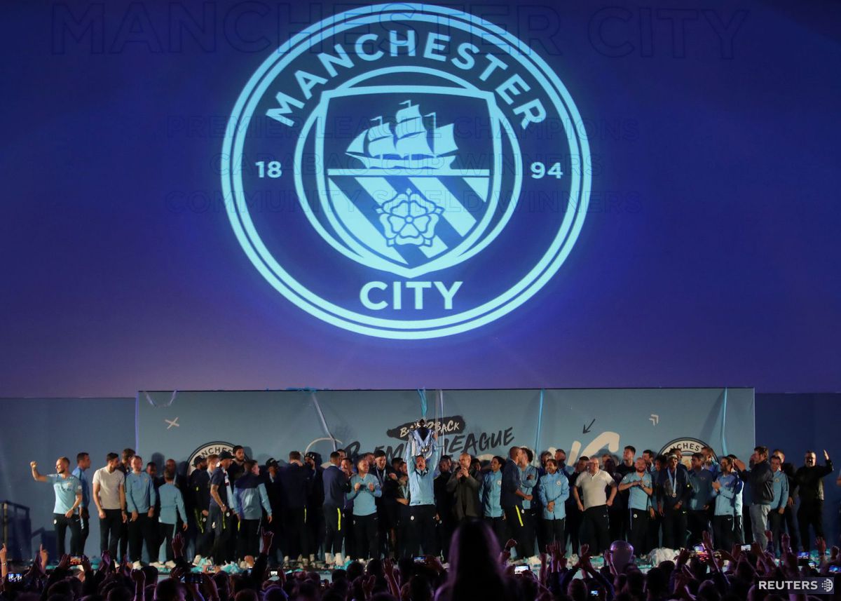 Futbalisti Manchestru City oslavujú zisk...