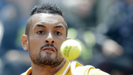 VIDEO: Zbláznil sa? Kyrgiosa diskvalifikovali za vhodenie stoličky na kurt 