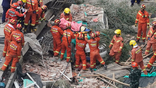 V Šanghaji sa zrútila budova, pod troskami uviazlo najmenej 9 ľudí