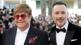 Spevák Elton John (vľavo) a jeho manžel David Furnish prišli spoločne na premiéru životopisného filmu o Johnovi.  