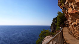 Najkrajšou plážou Európy je Pasjača. Dramaticky schovaná, tichá, úzka, očarujúca