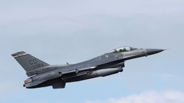 Rozpočet je v mínuse 1,49 miliardy eur, je to účet za nákup stíhačiek