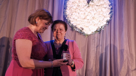 Terézia Lengyelová (vpravo) si preberá ocenenie...