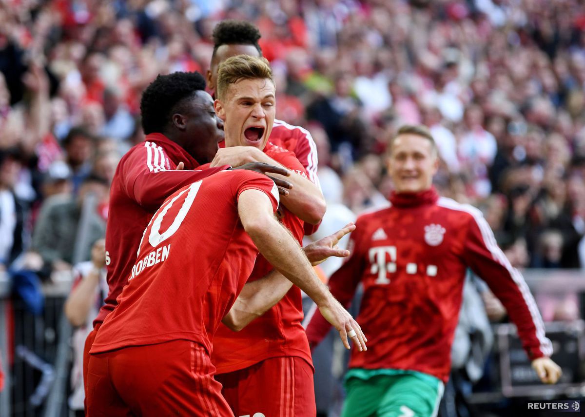 Futbalisti Bayernu oslavujú gól v zápase proti...