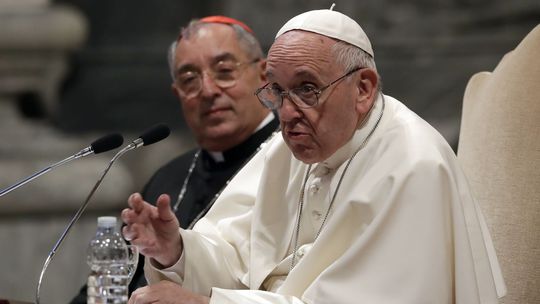 Pápež František vyzval zahraničné médiá, aby použili silu tlače na hľadanie pravdy