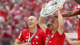 Pivo, slzy a zatváranie rekordnej knihy. Bayern sa rozlúčil s legendami