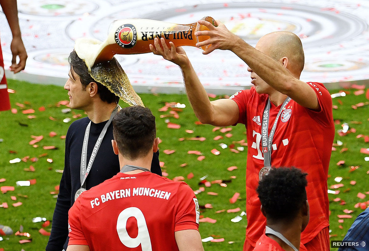 Arjen Robben oblieva pivom trénera Bayernu Nika...