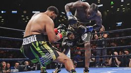 VIDEO: Wilderova obávaná pravačka úradovala. Titul obhájil za necelé 3 minúty