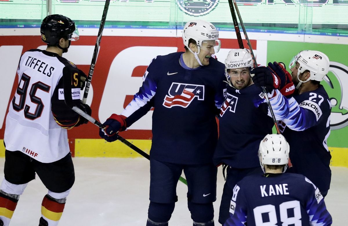 Dylan Larkin oslavuje so spoluhráčmi z USA gól...